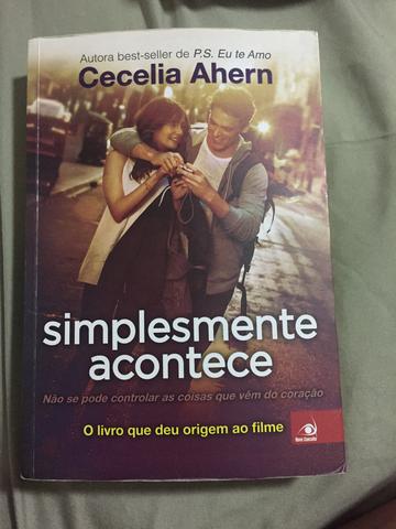 Livro Simplesmente Acontece de Cecelia Ahern em bom estado