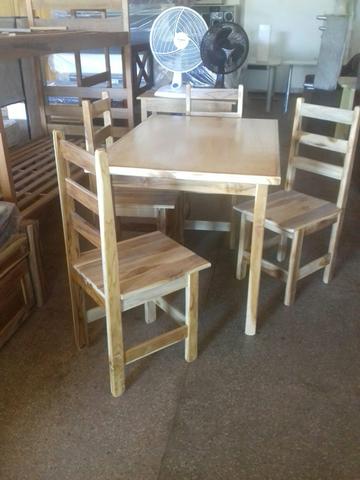Mesa com 4 cadeiras de mafeira nova