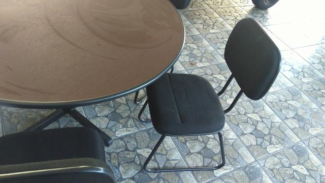 Mesa redonda com 3 cadeiras
