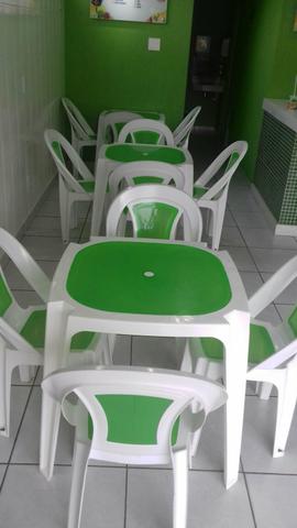 Mesas e cadeiras