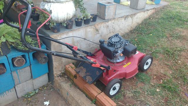 Máquina de cortar grama a gasolina