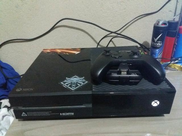Xbox one + 2 jogos + adaptador para fone de ouvido