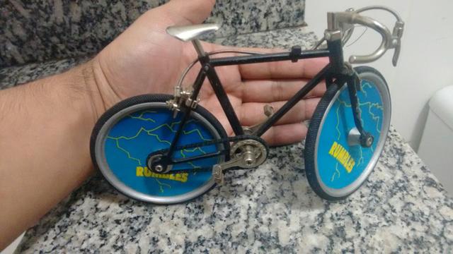 Bicicleta miniatura de ferro