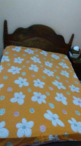 Cama casal em madeira