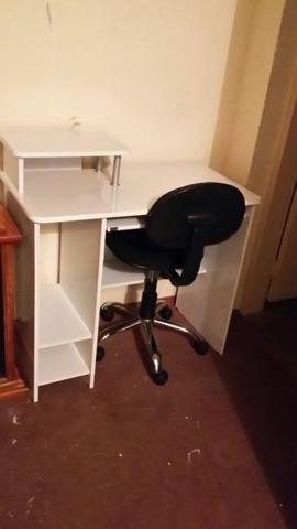 Escrivaninha e cadeira semi. Nova