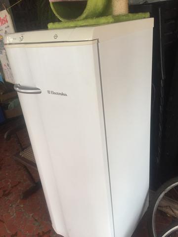 Geladeira electrolux r26