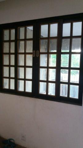 Janela em madeira com vidros