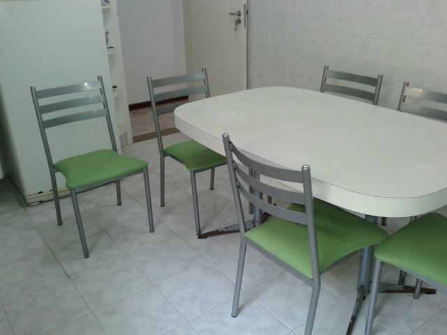 Mesa de cozinha com 6 cadeiras estofadas. IMPERDÍVEL! !