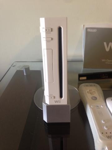Nintendo Wii Desbloqueado com 2 controles e 8 jogos