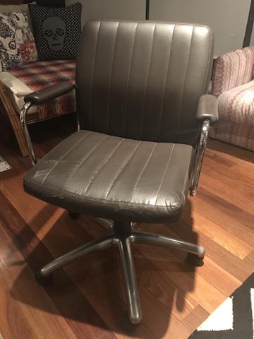 Poltrona escritório de rodinhas cor marrom