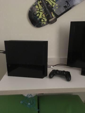 Ps4 com 10 jogos digitais e 1 físico