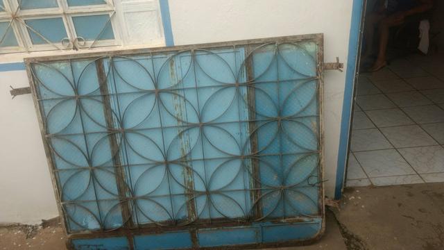 Vendo essa janela de vidro com ferro