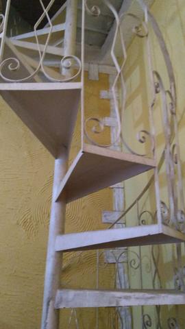Vendo uma escada caracol na cor branca, escada de ferro boa.