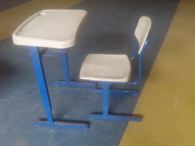 Cadeira e mesa escolar usada e barata