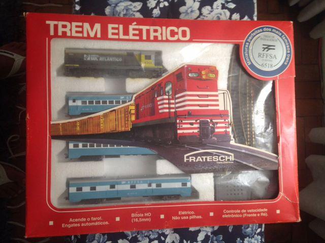 Trem Eletrico Locomotiva Com Vagao Luz Som E Fumaca Real (WB3757) tem aqui,  na ABMIDIA!