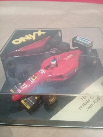 Miniatura da Ferrari na caixa de acrílico