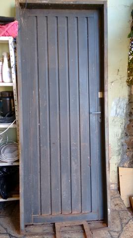 Porta de ferro com chave tetra e telhas de 3.66