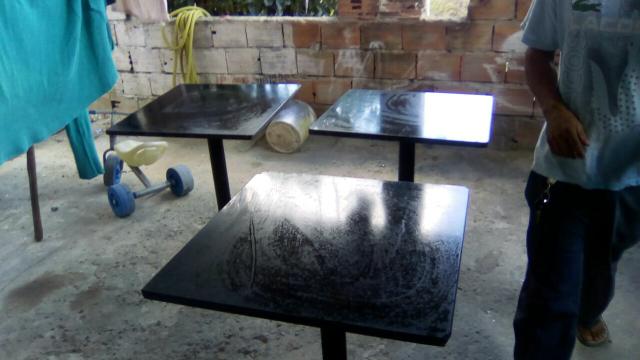 3 mesas de granito barata linda com pe de ferro otimo estado