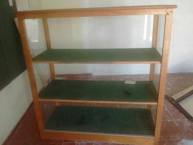 Balcão de vidro e madeira