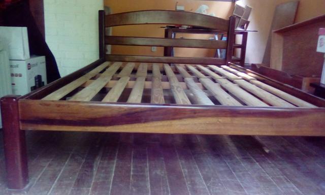 Cama de casal em madeira maciça + colchão