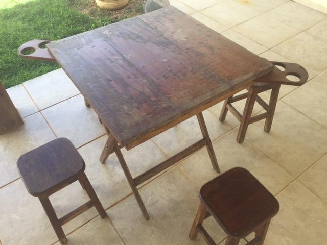 Conjunto de mesa e 4 cadeiras em madeira massissa de Jatobá