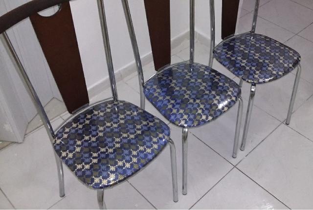 Conjunto de três cadeiras de ferro, cromadas, com detalhe