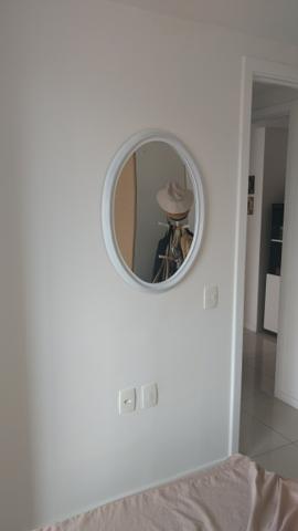 Espelho oval com moldura