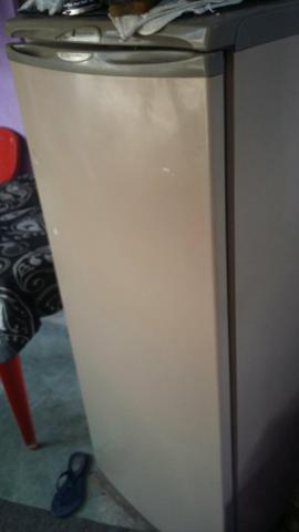 Geladeira electrolux bem conservada