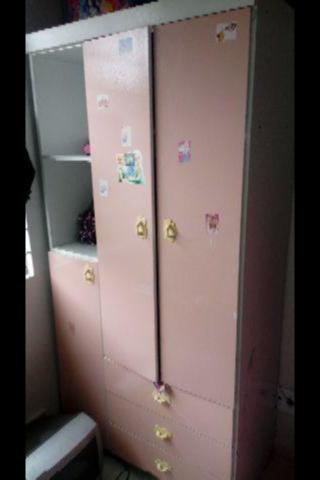 Guarda roupa rosa