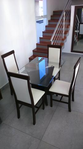 Mesa de vidro de 4 lugares com cadeiras brancas