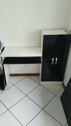 Mesa para computador com armário
