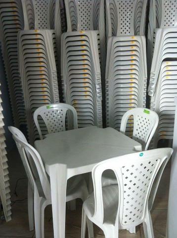 Mesas e Cadeiras de Plástico