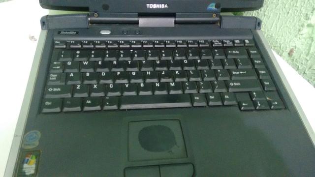 Notebook antigo Toshiba Satellite A10-s169 com fonte, esta
