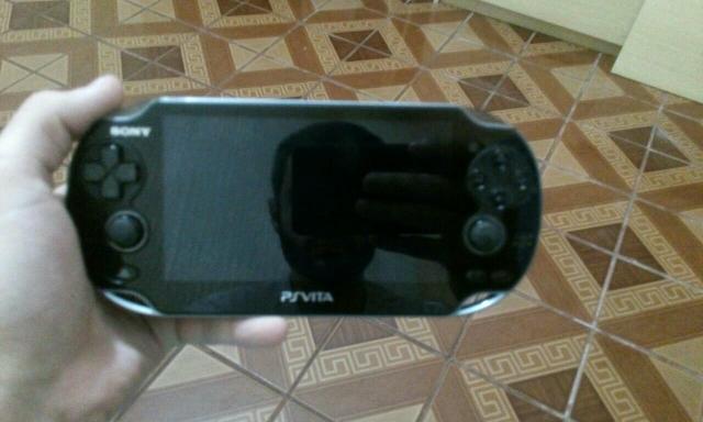 PS vita bem conservado. e uma caneta cinza