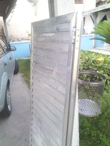 Porta de alumínio veneziana usada em box