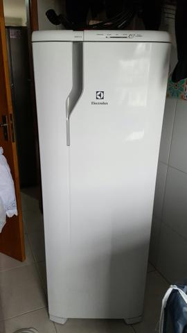 Refrigerador Electrolux 262l *9 meses uso