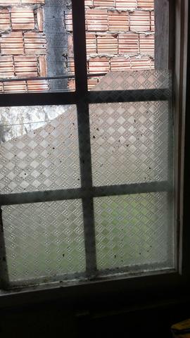 Troque o vidro quebrado de suas portas e janelas