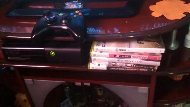 Vendo Xbox 360 bloqueado,com um controle original mais dois
