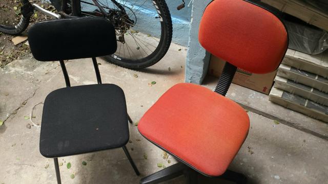 Cadeira para escritório. 1 fixa e 1 giratoria