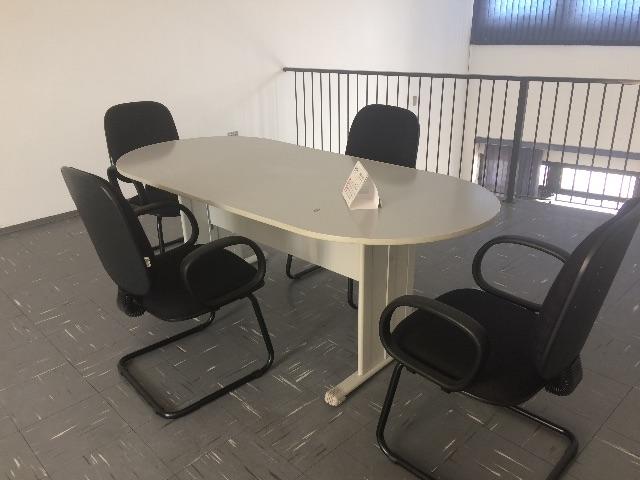Conjunto com mesa e cadeiras de reunião
