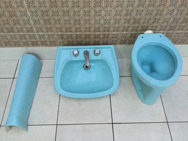Conjunto sanitário azul