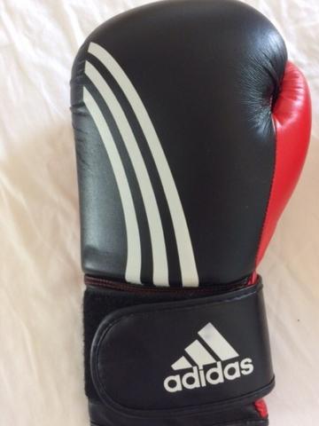 Luva de boxe adidas - vermelha e preta