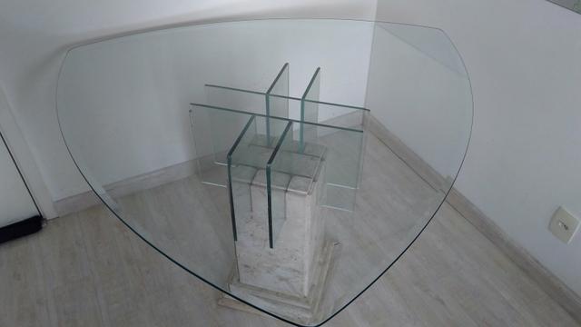 Mesa Base de mármore e tampo de vidro