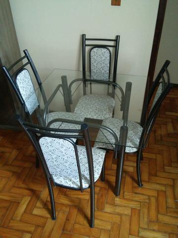 Mesa com 4 cadeiras e tampo de vidro