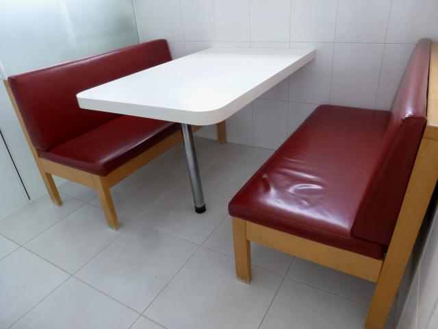 Mesa com dois bancos - confortável e estiloso!