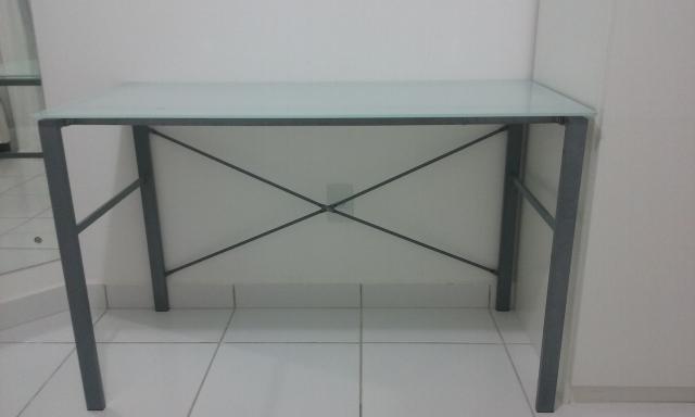 Mesa versátil com tampo de vidro