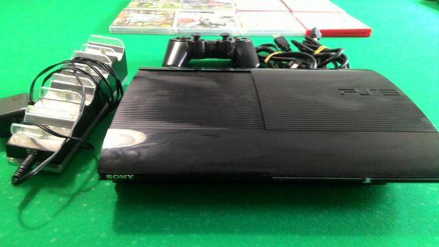 Playstation 3 Super Slim + 500GB + 1 controle + 8 jogos