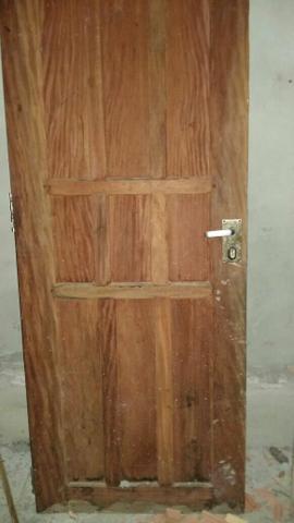 Porta de madeira boa com fechadura