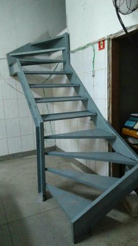 Serviços de Serralheria e solda, portas de aço, portões,