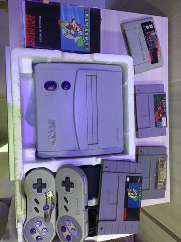Super Nintendo c/ 2 controles e 4 cartuchos